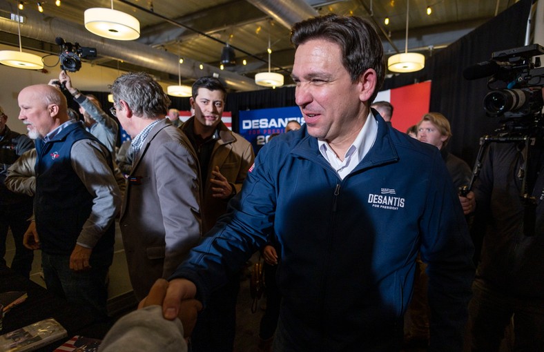 Ron DeSantis na spotkaniu z wyborcami w Iowa.