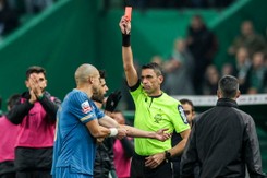 Pepe znów stracił kontakt z mózgiem. Uderzył rywala w twarz [WIDEO]