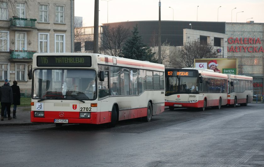 Autobus stojący na przystanku