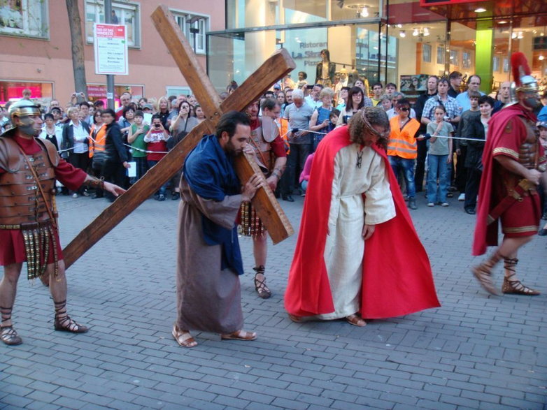 Współczesna droga krzyżowa w Ulm. Szymon z Cyreny pomaga nieść krzyż Chrystusowi (fot. Unterillertaler, opublikowano na licencji Creative Commons Attribution-Share Alike 3.0 Unported)