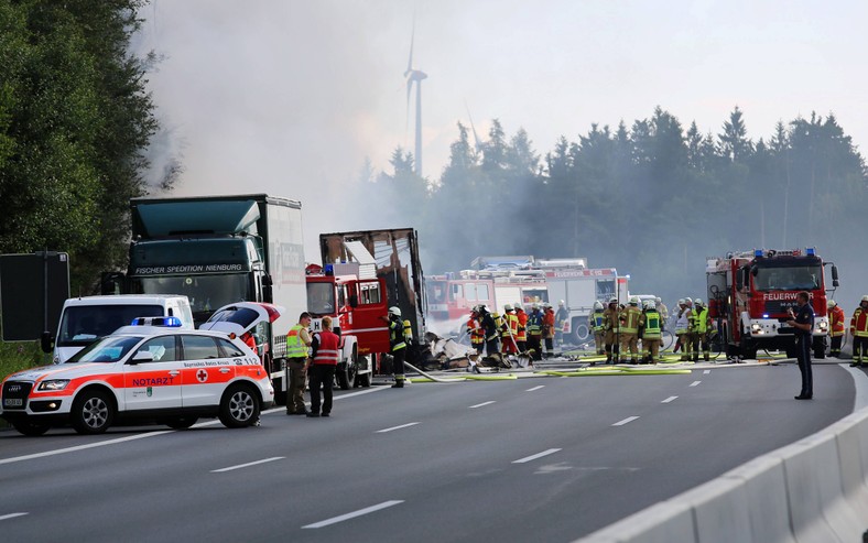 Policja zamknęła autostradę w miejscu wypadku w obu kierunkach