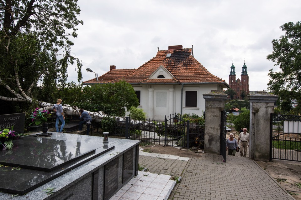 GNIEZNO CMENTARZ ZNISZCZENIA PO NAWAŁNICY (zniszczenia na cmentarzu)