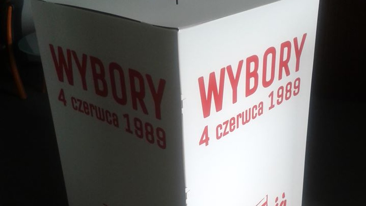 Flagi na głównych ciągach komunikacyjnych miasta, logo "25 lat Wolności" na fasadach Katowni i Europejskiego Centrum Solidarności, symbole na chodnikach oraz specjalne Urny Wolności, do których wrzucać można życzenia. W Gdańsku nie da się zapomnieć o tym, co wydarzyło się 25 lat temu.