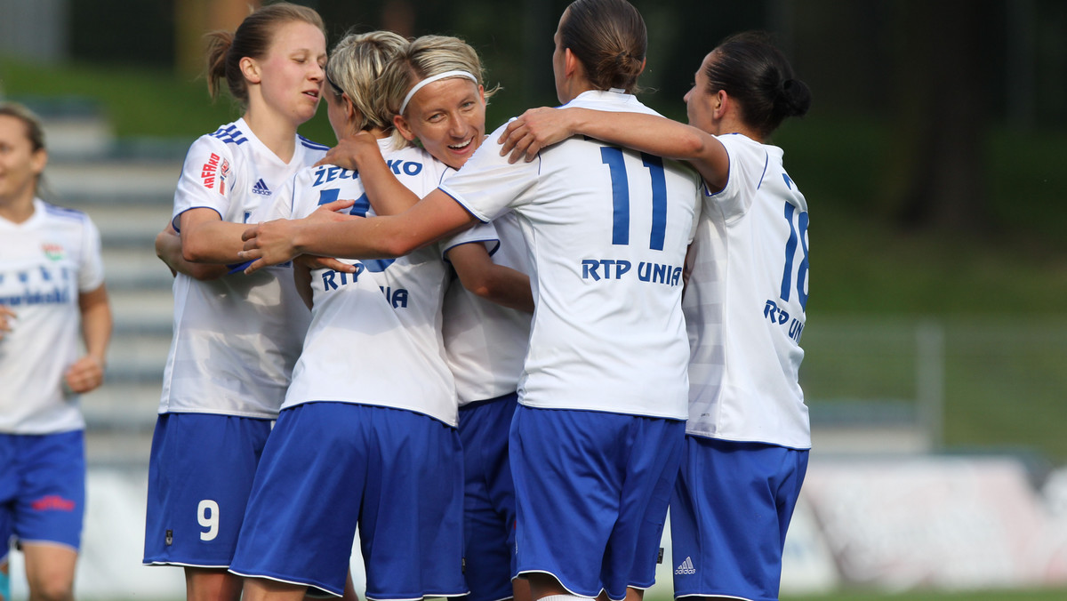 W zaległym spotkaniu 16. kolejki piłkarskiej ekstraligi kobiet zespół GOSiRki Piaseczno przegrał w niedzielę z KKP Max-Sprint Bydgoszcz 0:3 (0:1). Był to ostatni mecz sezonu ligowego, w którym piąty z kolei tytuł wywalczyła Unia Racibórz.