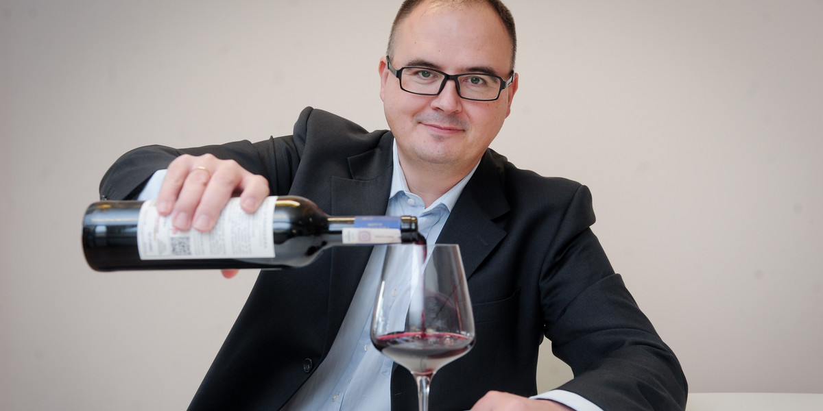 ROBERT SZULC WINO TEST WIN KIELISZEK Z WINEM