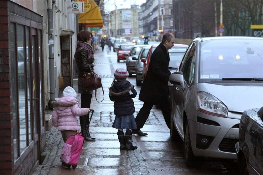 Dzieci Napieralskiego same taszczą walizy