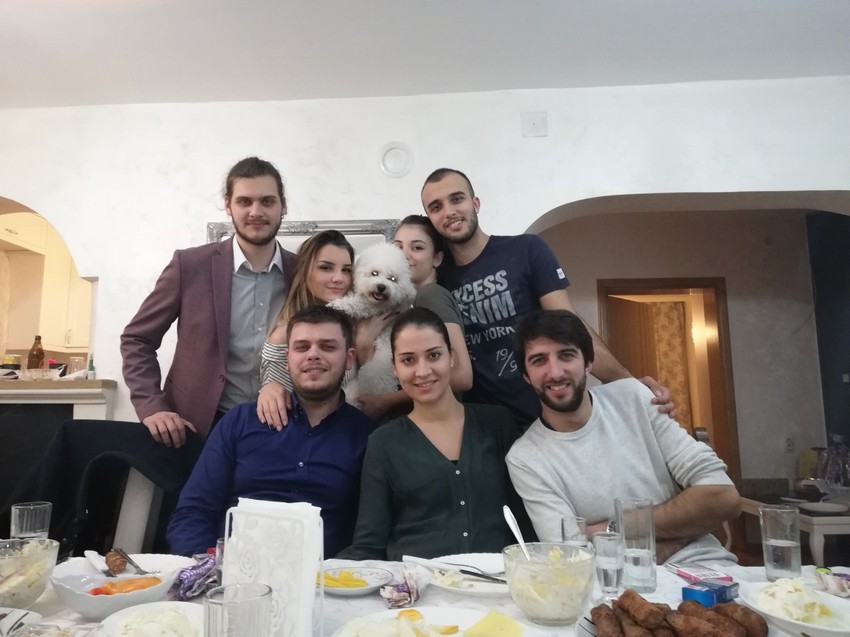 Tamara sa mlađom setrom, braćom od tetke, braćom od stričeva, snajkom i psom