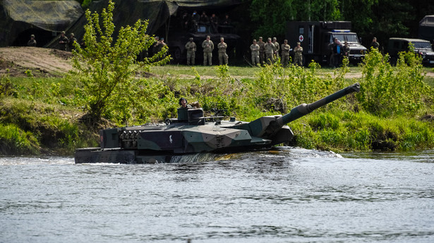 Leopard 2PL w trakcie pokonywania przeszkody wodnej