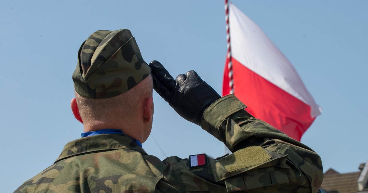 Tego nie rób podczas śpiewania hymnu. Grozi grzywna lub areszt
