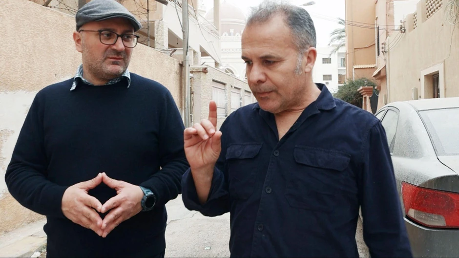 Kasem (desno) pokušava da se seti lokacije tajne mrtvačnice dok hoda ulicama Tripolija u razgovoru sa Moom (levo) | Foto: BBC