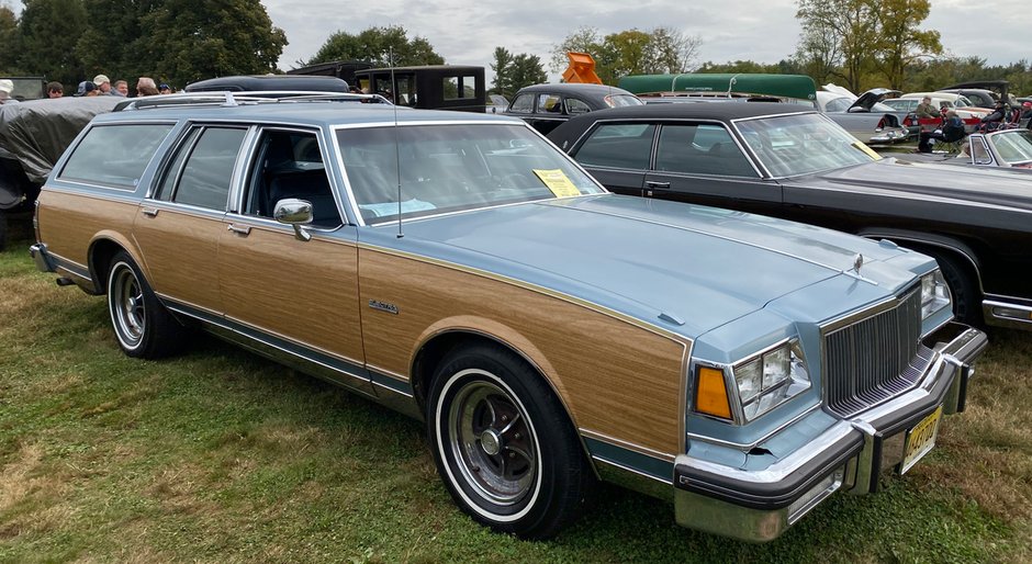 Buick Roadmaster Estate, aż do 1955 r. był produkowanym masowo w Stanach Zjednoczonych samochodem kombi z drewnianym nadwoziem . Na zdjęciu jego następca model Electra Estate z 1987 r.