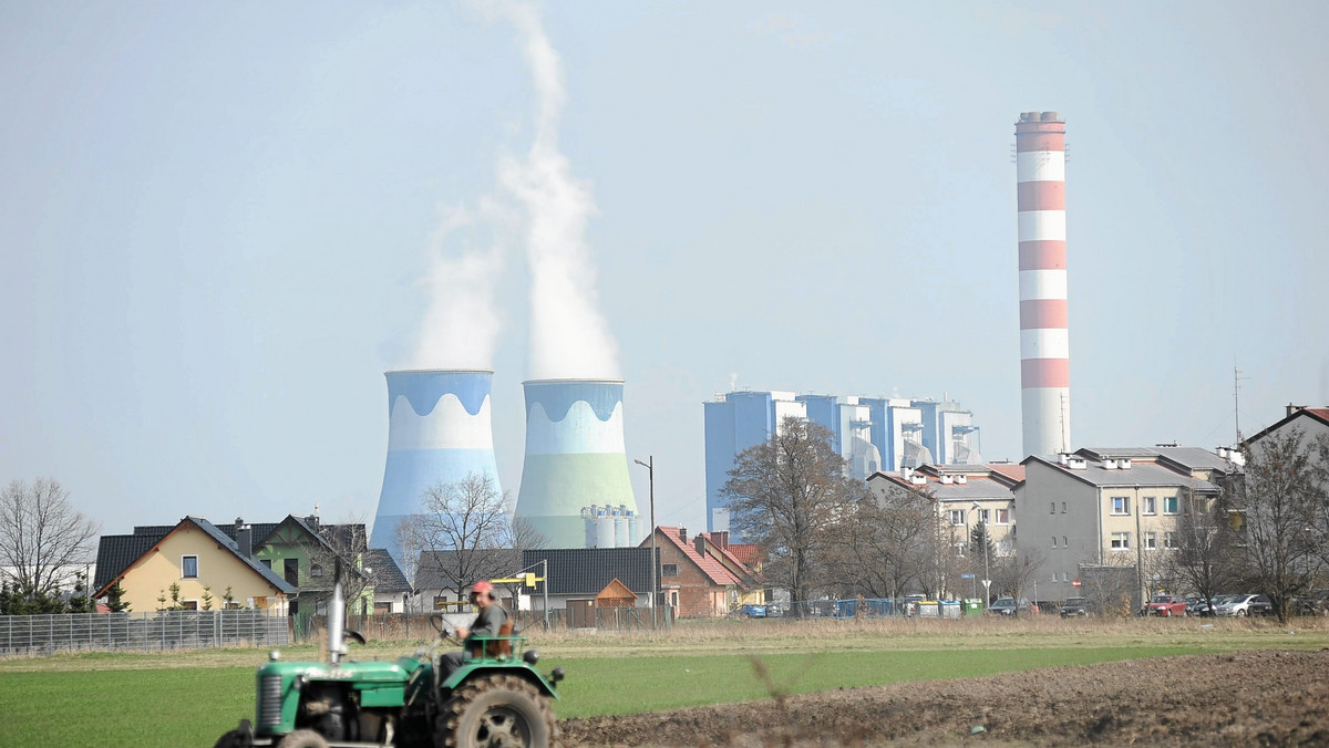 PGE GiEK SA "w trosce o dobro mieszkańców" sąsiadujących z rozbudowywaną za ponad 11,5 mld zł Elektrownią Opole wykupi siedem domów w miejscowości Brzezie, w pobliżu której znajduje się elektrownia. Poziom realizacji rozbudowy wynosi obecnie 22 proc. – podała spółka.