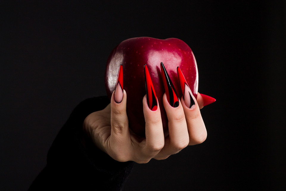 Manicure na Halloween - czarno-czerwony wzór