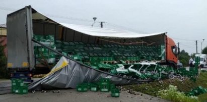 Ale heca! Dziesiątki litrów piwa wylały się na drogę