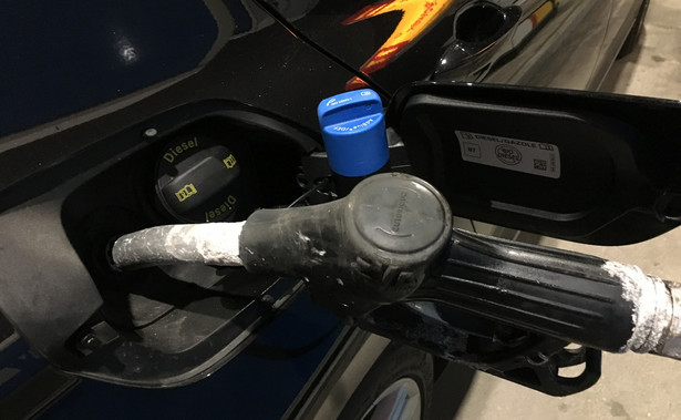 Uzupełnianie płynu AdBlue wygląda tak samo jak tankowanie paliwa. Wystarczy odkręcić niebieski korek, włożyć pistolet od dystrybutora do wlewu i tankować