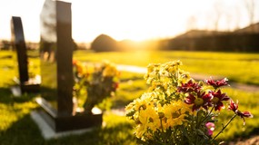 Nowe zasady pochówku coraz bliżej. MZ daje zielone światło, a Kościół ostrzega: „To praktyka heretycka”