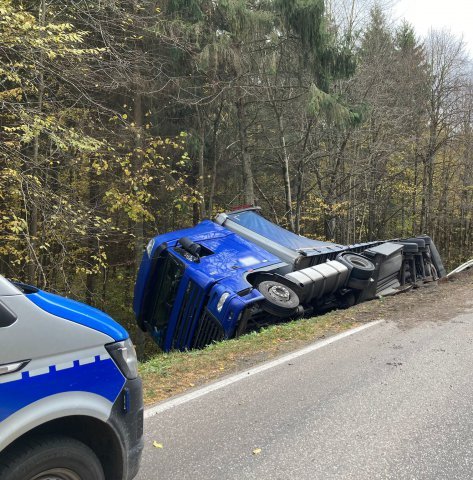 Wypadek koło Biskupca. Ciężarówka w rowie