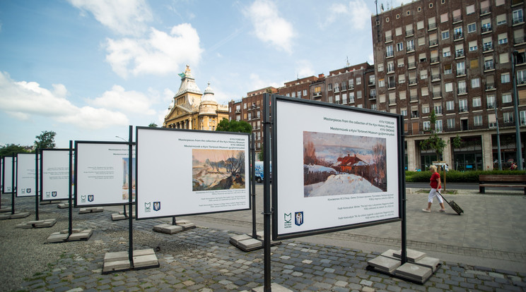 A Kyivi Történeti Múzeum gyűjteményéből készült tablókiállítás a Városháza parkban / Fotó: MTI/Balogh Zoltán