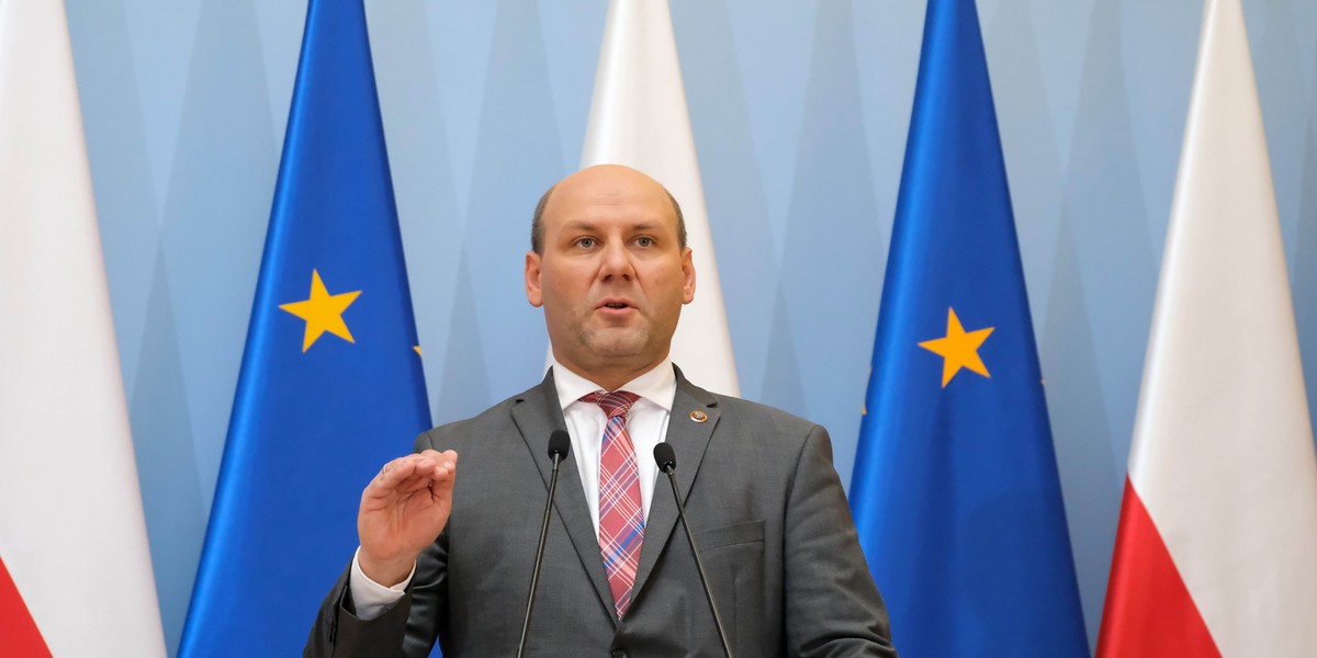 Minister ds. Unii Europejskiej Szymon Szynkowski vel Sęk ujawnił  cenę, jaką Polska do tej pory zapłaciła za spory z Brukselą o praworządność i kopalnię Turów.