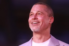 Bred Pit se obukao kao VODOINSTALATER, samo mu fali ČAČKALICA U USTIMA i da se zavuče ispod sudopere: "To ti je 50 evra i 30 ZA RUKE"