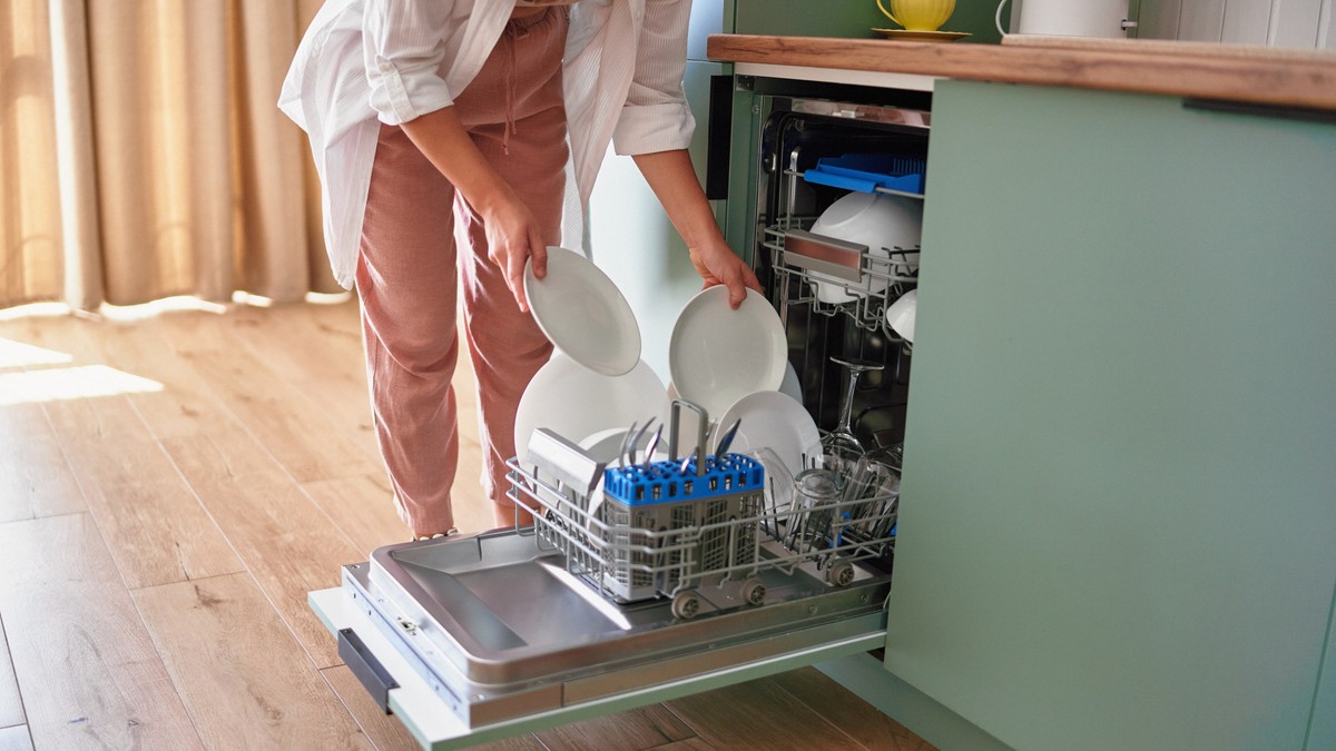 Čemu služi zapravo donja korpa u mašini za sudove