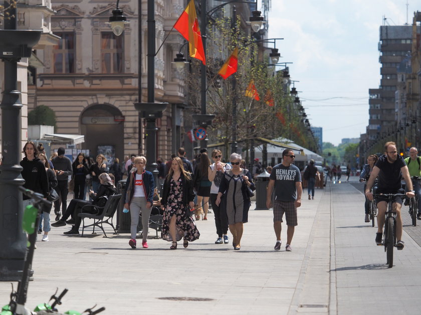 Łódź po lockdownie. Ulica Piotrkowska bez maseczek