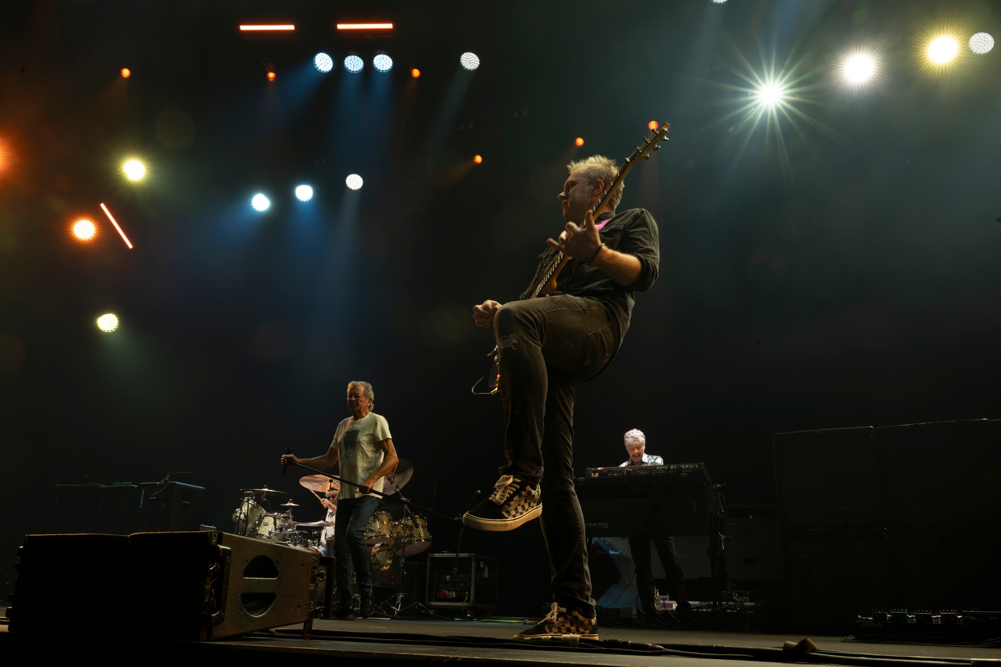 Členovia anglickej rockovej skupiny Deep Purple, zľava Ian Paice (bicie), Ian Gillan (spev), Simon McBride (gitara) a Don Airey (klávesy) vystupujú počas koncertu v Bratislave. 