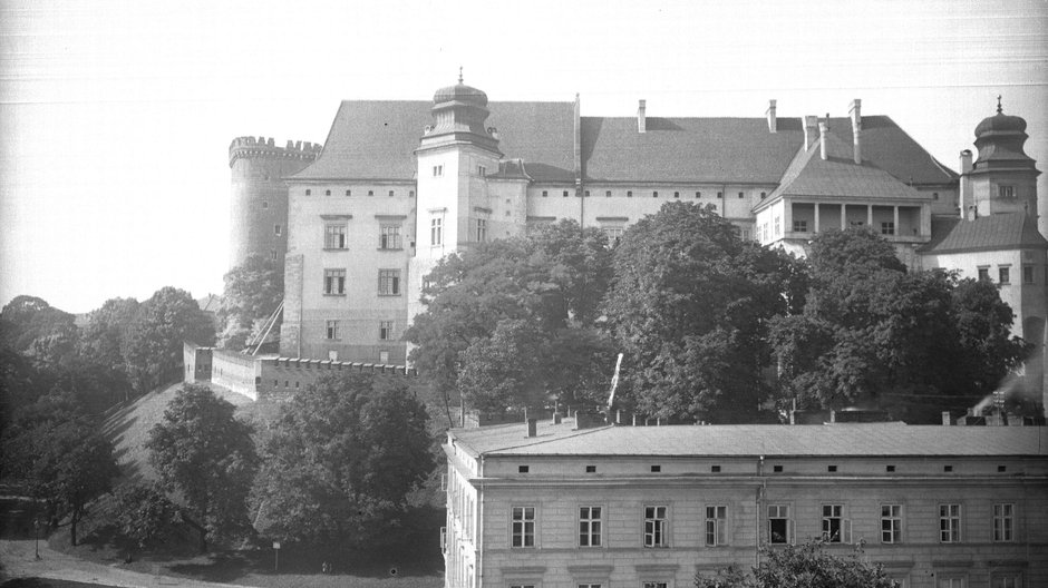 Wawel w Krakowie. Wschodnie skrzydło Zamku Królewskiego. Widoczny fragment Baszty Senatorskiej (1927 r.)