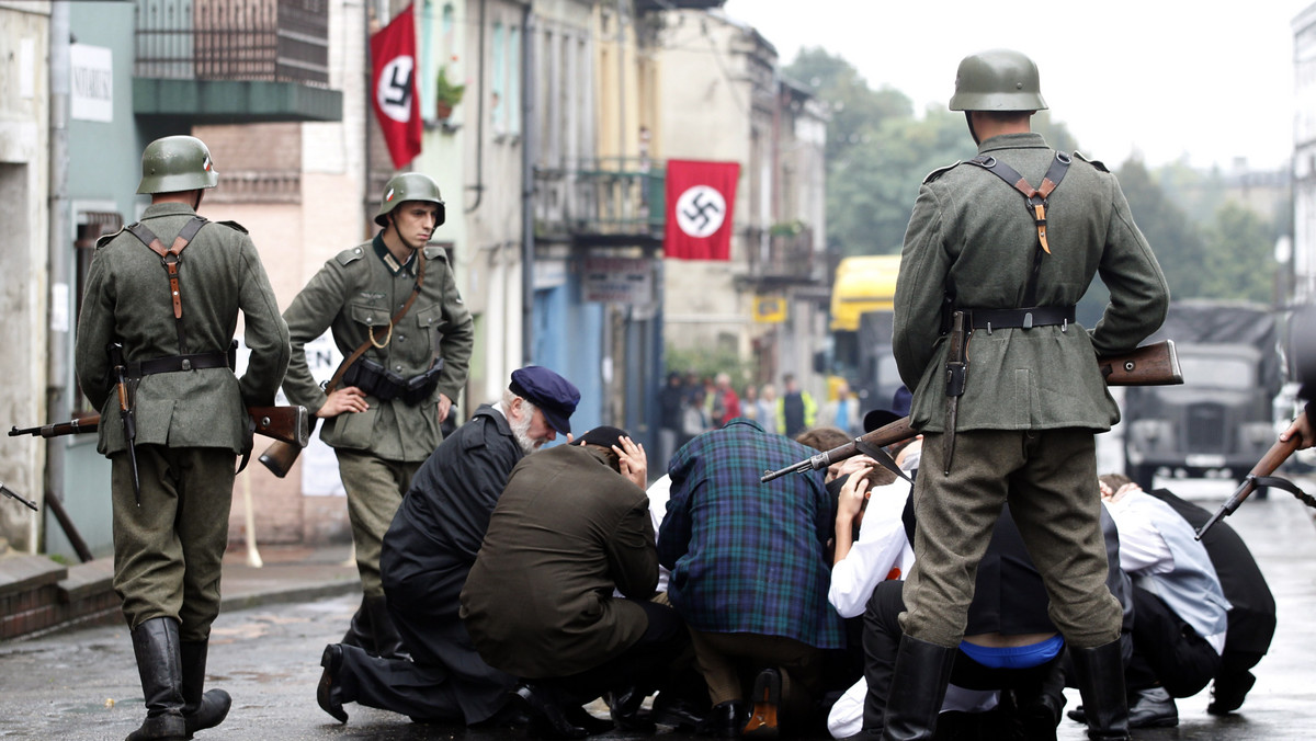 Przewodniczący Związku Gmin Wyznaniowych Żydowskich w Polsce Piotr Kadlcik oświadczył w środę, że dopuszcza rekonstrukcje historyczne jako formę edukacji, także o historii Żydów. Przestrzegł jednak, że należy je organizować tak, by nie budziły kontrowersji.