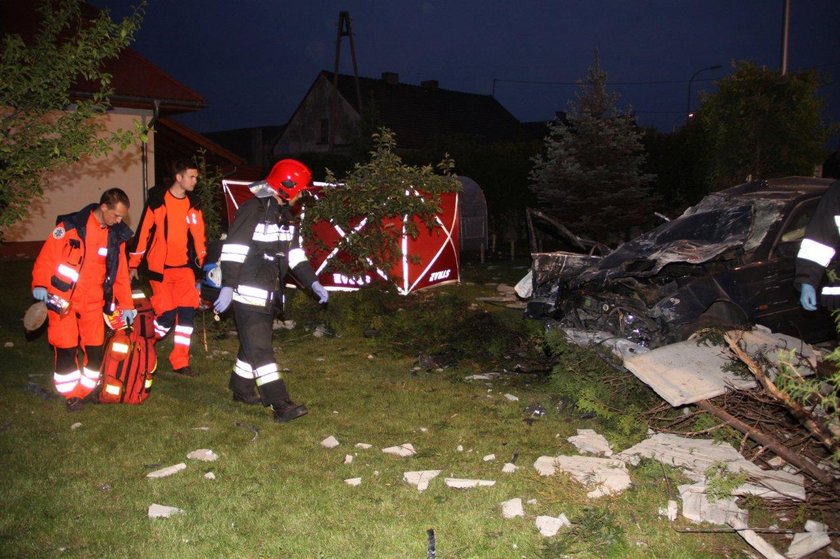 Tragiczny wypadek na Oświęcimskiej w Opolu. BMW wjechało w betonowy płot