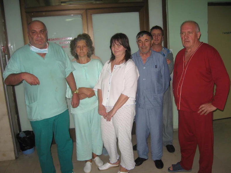 Pacijenati i lekar (levo) zauzeli su salu za pripreme operacija