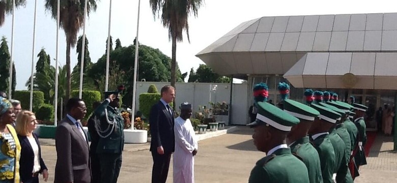 Premier pod palmami. Pierwsze zdjęcie Tuska z Nigerii