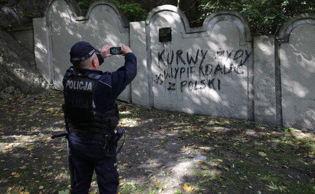 Antysemityzm w Krakowie. Swastyka i wulgarny napis na murze dawnego getta żydowskiego