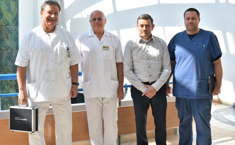 OD LEWEJ: DOKTOR KRZYSZTOF ZIMMER, PROFESOR SZYMON DRAGAN, PACJENT REMIGIUSZ CEDZIŁO I DOKTOR SZYMON DRAGAN