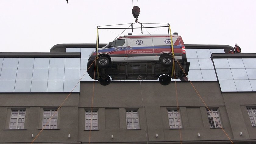 Zabrze. Karetka pogotowia na dźwigu do  wpuszczana do Centrum Symulacji Medycznej