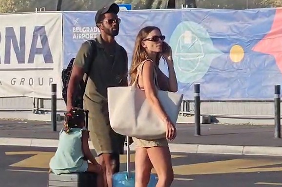 (VIDEO) ĆERKA NINE SENIČAR OFARBALA JAJA ZA USKRS Voditeljka se udala za poznatog Amerikanca, a mala Nora TEČNO ZNA SRPSKI: Evo kako priča, odlično se snalazi u kuhinji