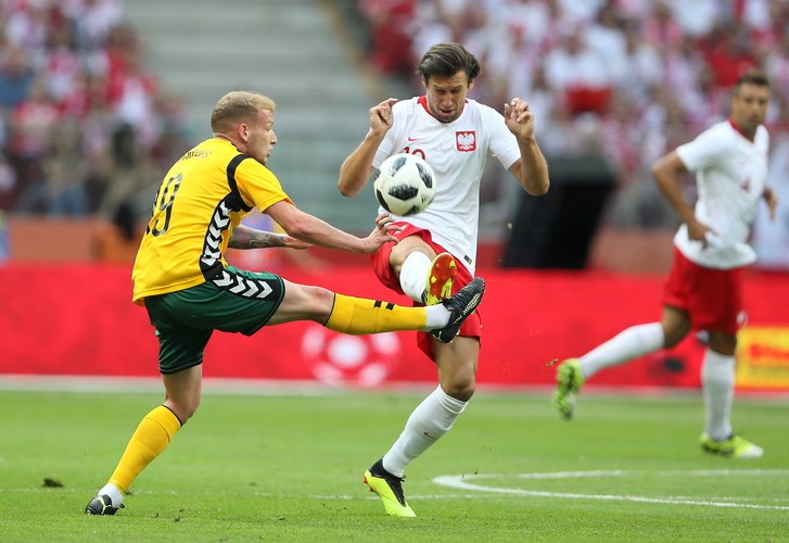 Grzegorz Krychowiak (P) i Modestas Vorobjovas (L)