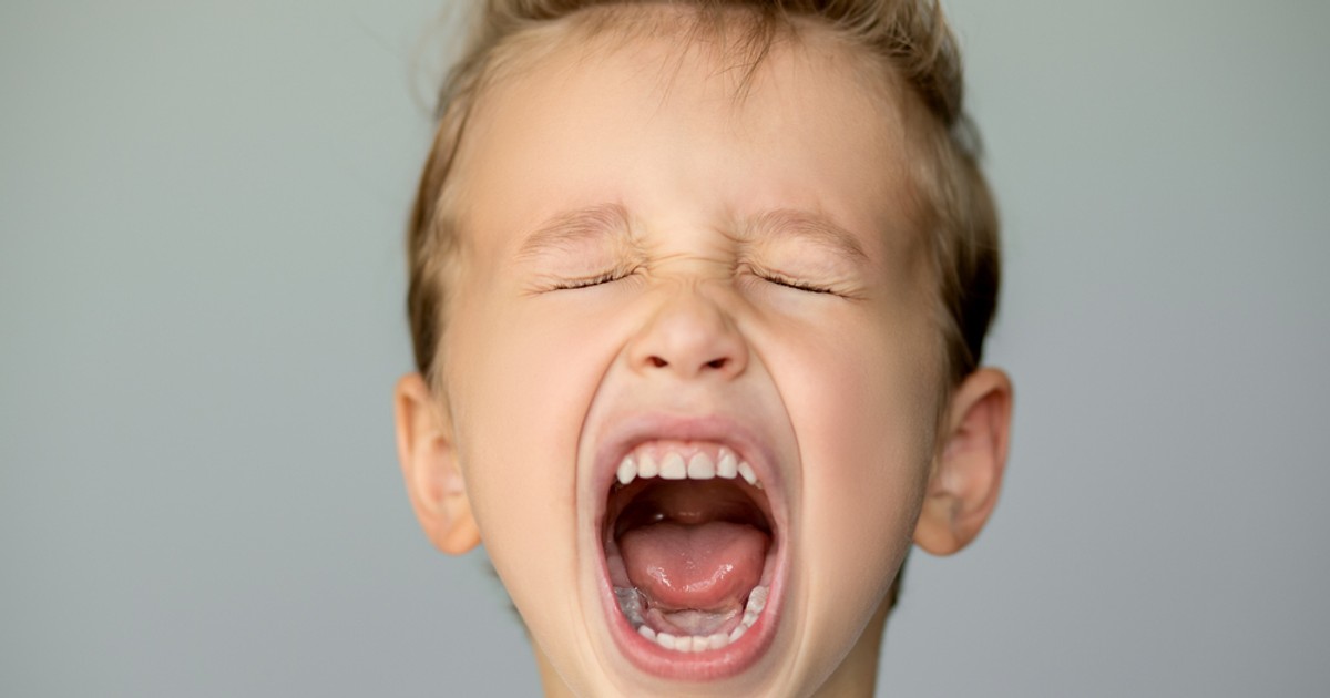 Ребенок рот открывает закрывает. Девочка открыла рот. Девочка с открытым ртом. Ребенок молчит. Мальчик широко открытый рот.