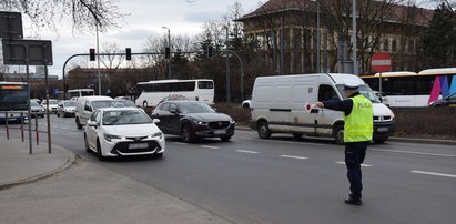 Potrącenie policjanta w  Poddębicach. Sprawca uciekł z miejsca wypadku