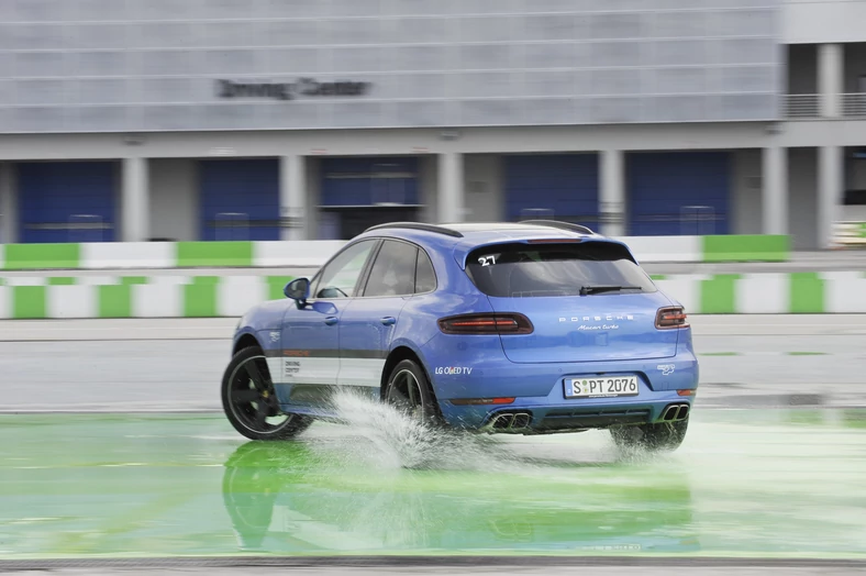 Przesiadka do Macana i test refleksu na tzw. szarpaku. Po przejechaniu fotokomórki mechanizm wprowadzał auto w poślizg na bardzo mało przyczepnej nawierzchni. Kierowca musiał błyskawicznie zorientować się w którym kierunku musi skontrować kierownicą, by opanować auto
