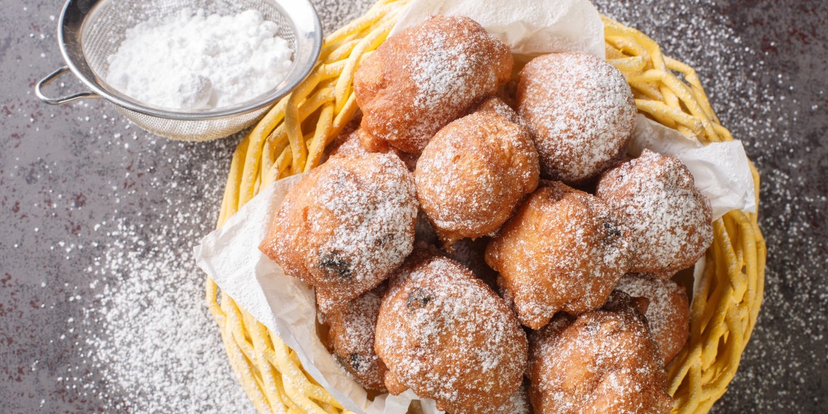 Pączki cytrynowe po wystudzeniu można posypać cukrem pudrem.