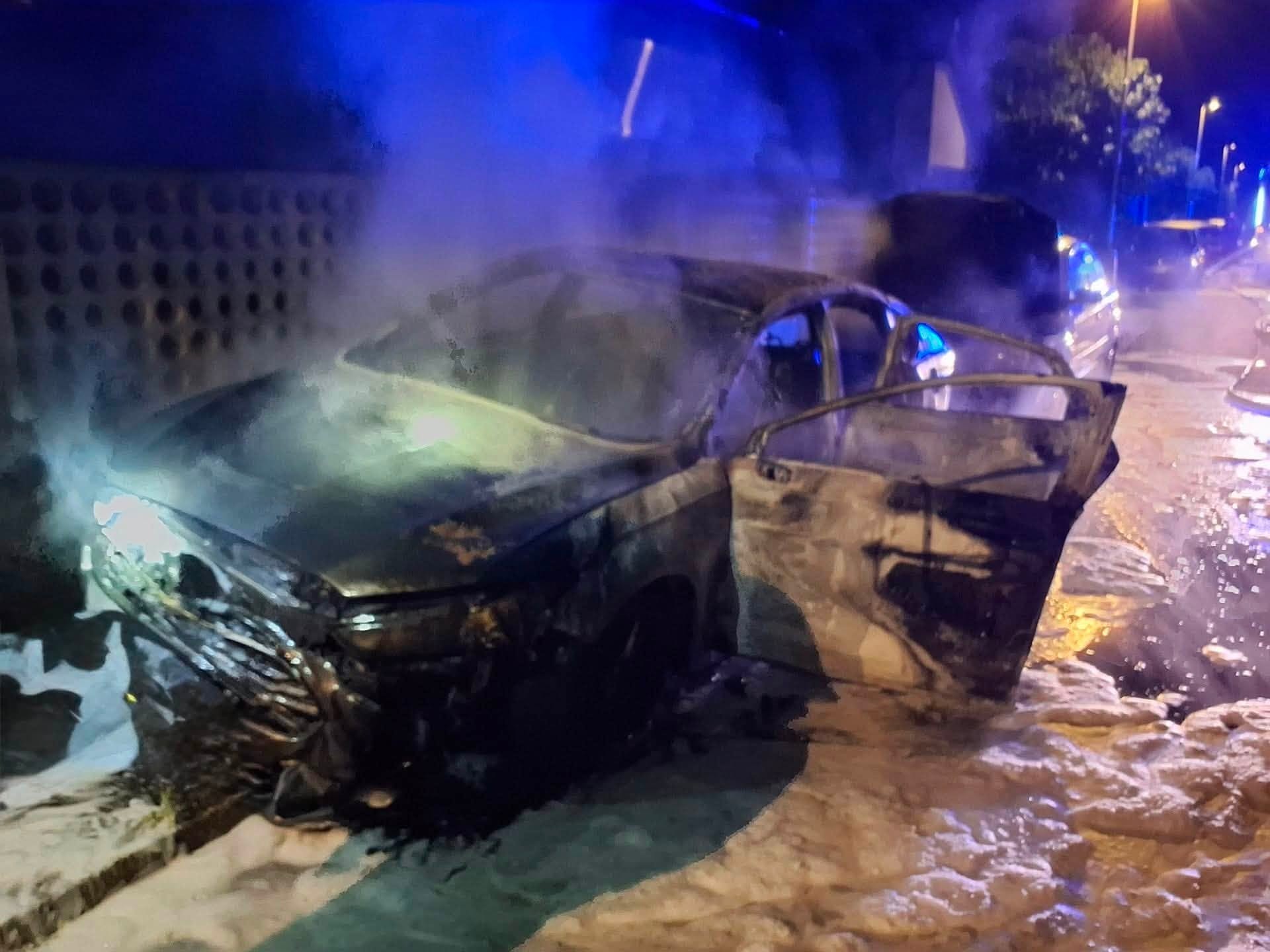 Nočný požiar troch osobných automobilov v Martine.