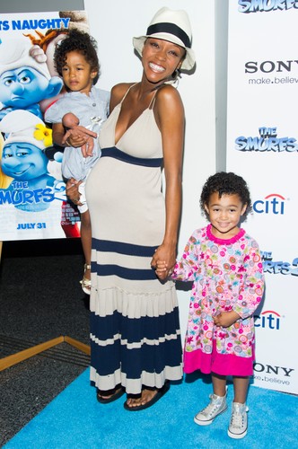 Yaya DaCosta z dziećmi na premirze 'Smerfów 2'