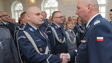 Awanse dla policjantów zasłużonych dla PiS. "To dopychanie kolanem"