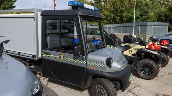 Wśród nowych samochodów znalazły się trzy pojazdy elektryczne do służby patrolowej, pięć BUS-ów przystosowanych do przewozu osób ujętych, pięć vanów patrolowych oraz dwa BUS-y przeznaczone do działań interwencyjno-ratowniczych.