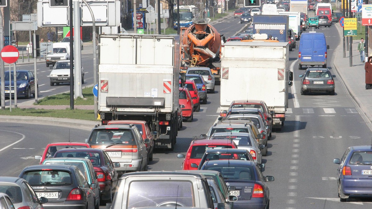 Od wczoraj kierowcy w Krakowie zmagają się z poważnymi utrudnieniami. Drogowcy ruszyli z pracami na Alei 29. listopada. Nie ma to jednak związku z naprawą jezdni, ale... z rozbudową kanalizacji - informuje "Radio Kraków".