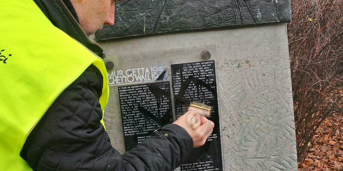 Wandale namalowali swastykę na Pomniku granic getta. Szuka ich policja
