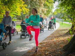 6 ćwiczeń z wózkiem, dzięki którym spacer z maluchem będzie świetnym treningiem