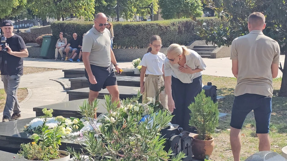 Šabanovi najmiliji na njegovom grobu povodom njegovog rođendana