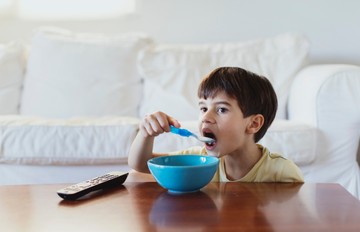 Miért nem jó, ha a tévé előtt eszik a gyerek? Ez lehet a következménye